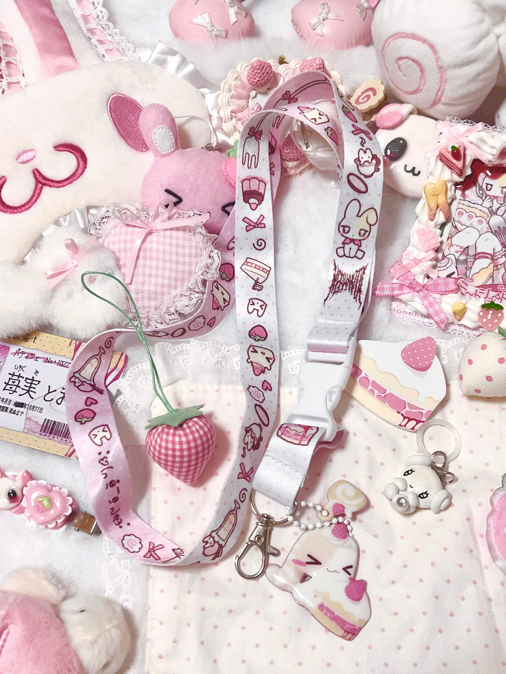 PiPPOxNephanta Fleshberry Café Phone Strap