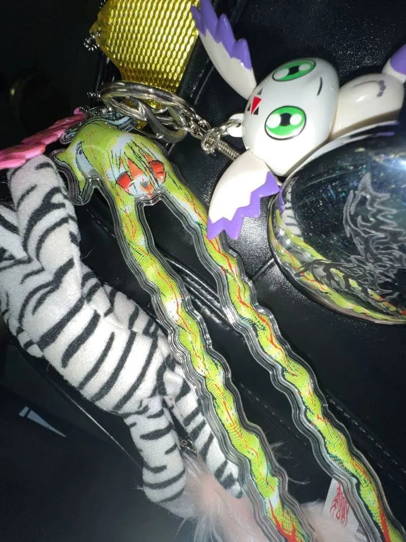 mewgodow Long Braid Claw Pendant