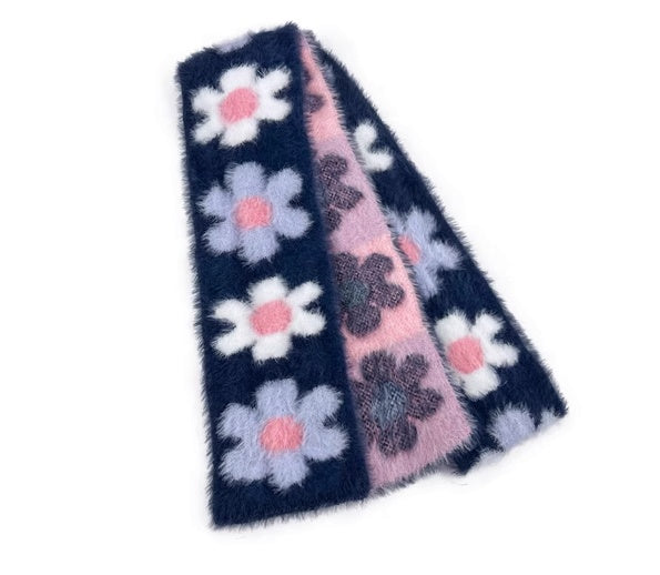 Snowy Daisy Knit Scarf