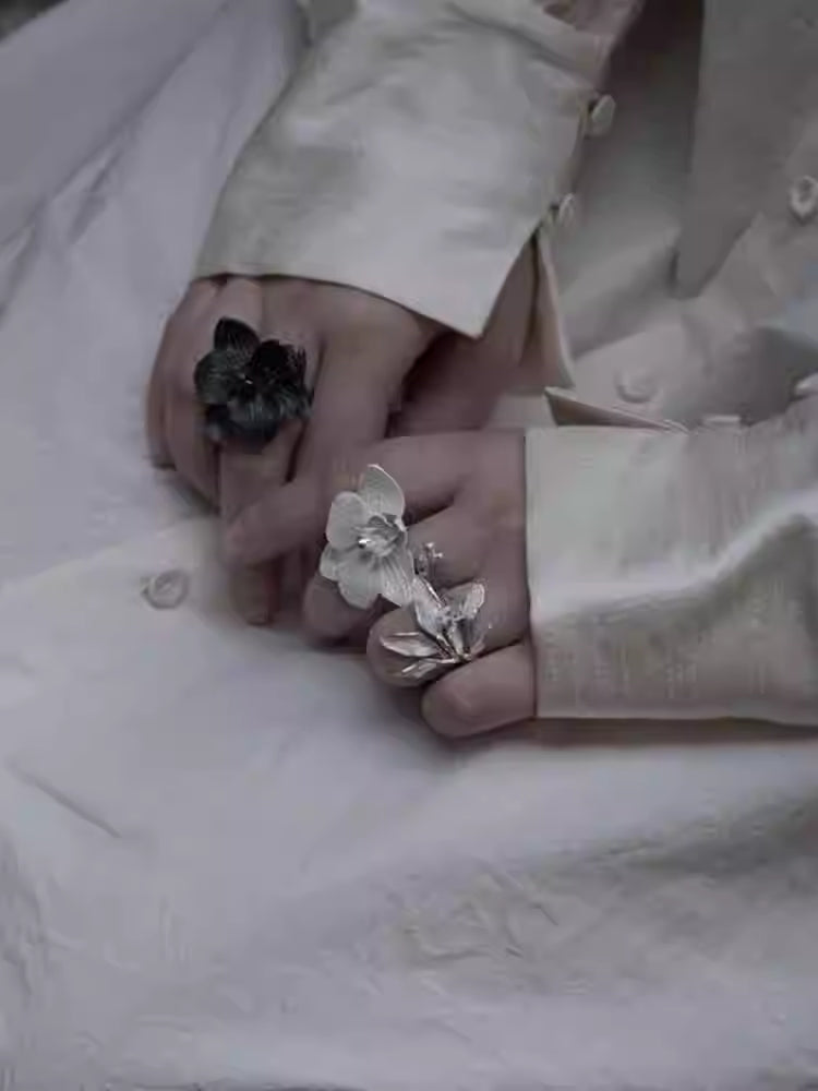 COMMEdesWANG Silver Orchid Ring