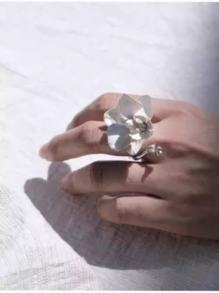 COMMEdesWANG Silver Orchid Ring
