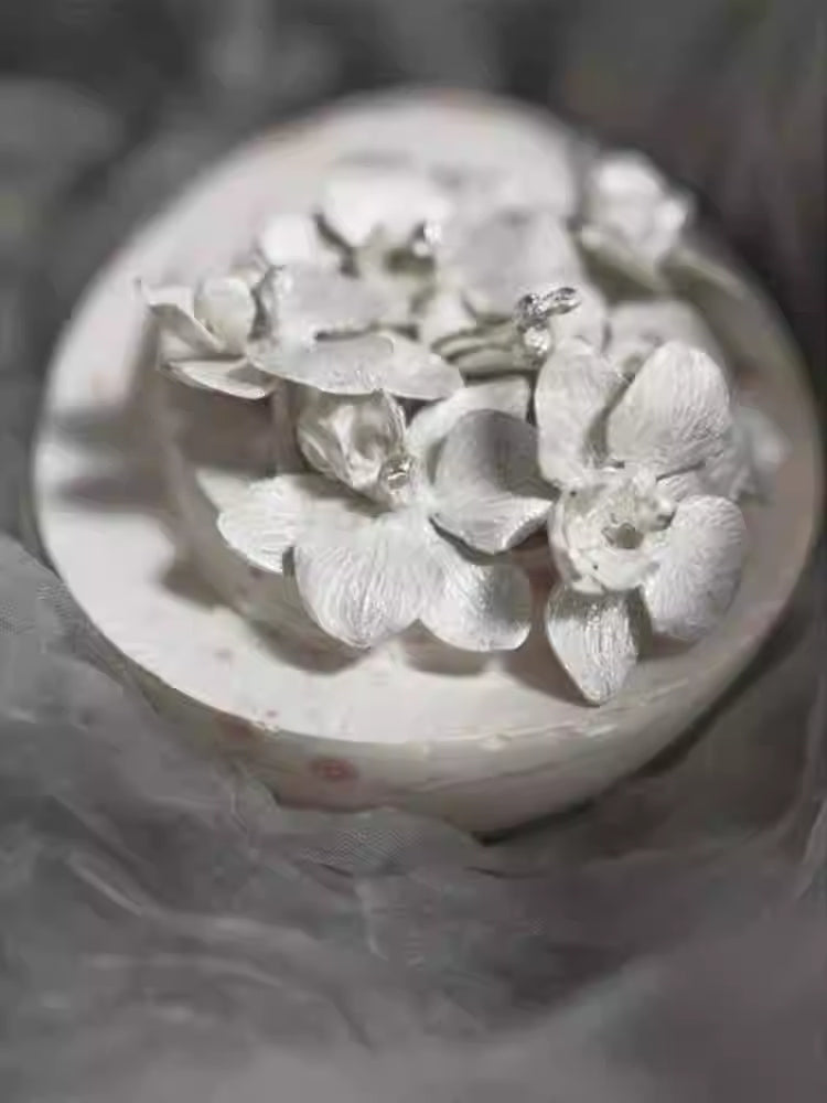 COMMEdesWANG Silver Orchid Ring